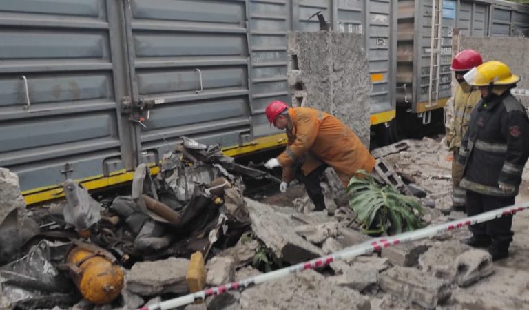 Tragedia en Tucumán: un tren arrolló a un auto y mató a tres personas