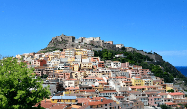 Ofrecen 15 mil euros para vivir en una isla paradisíaca en Italia: los requisitos para acceder